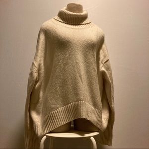H&M White turtleneck sweater - size M
